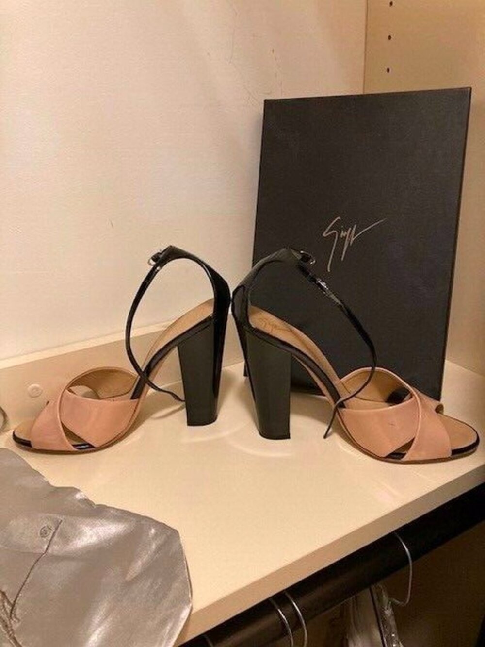 Giuseppe ZANOTTI open-toe beige/black ankle strap shoes - Picture 2 of 8